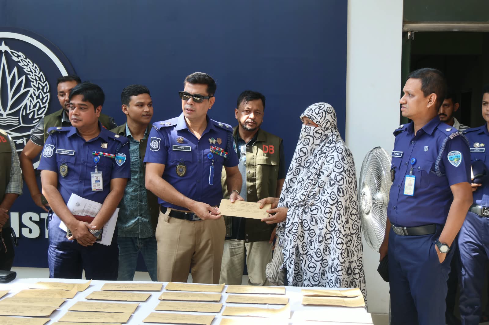 হারানো ১০৭ মোবাইল উদ্ধার, মালিকদের হাতে হস্তান্তর করলেন পুলিশ সুপার