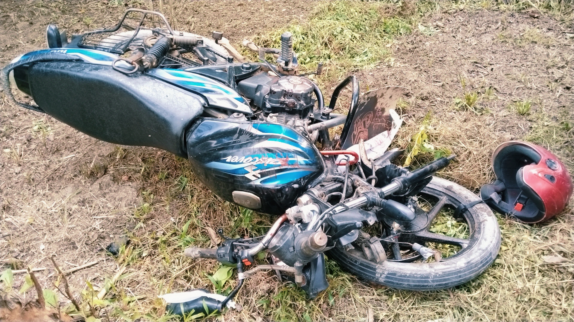 এক মোটরসাইকেল যোগে বেড়াতে যাচ্ছিল পরিবারের ৪ সদস্য, নিমিষেই প্রাণহীন পিতা-পুত্র