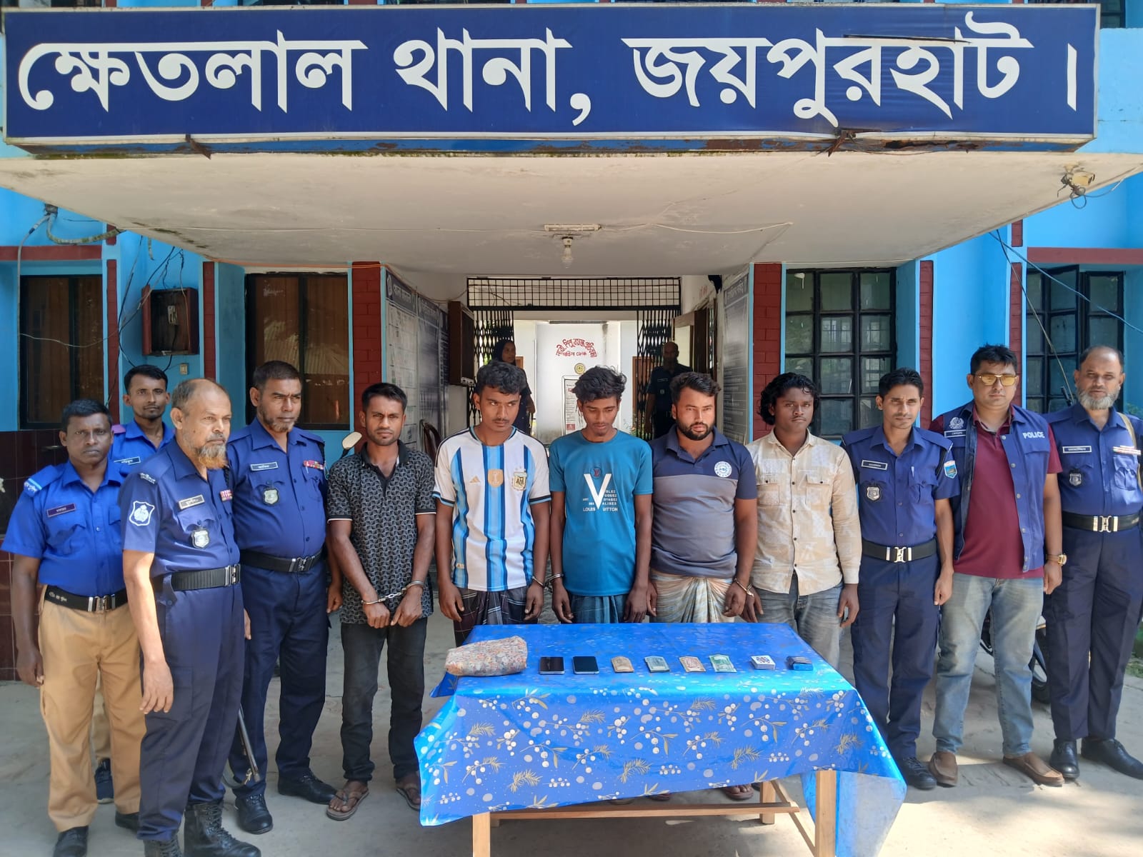 ক্ষেতলালে জুয়ার আসর থেকে ৫ জন গ্রেপ্তার