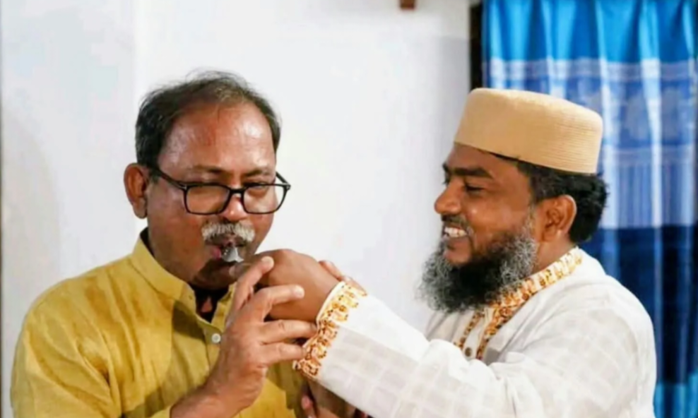 ভোটের লড়াই শেষে ফুলেল শুভেচ্ছা, প্রতিদ্বন্দ্বী দেলাওয়ারের বাড়িতে ফয়সল
