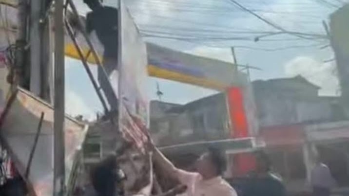 নিজের ব্যানার ফেস্টুন নিজেই অপসারণ করেন মেয়র প্রার্থী সরফু