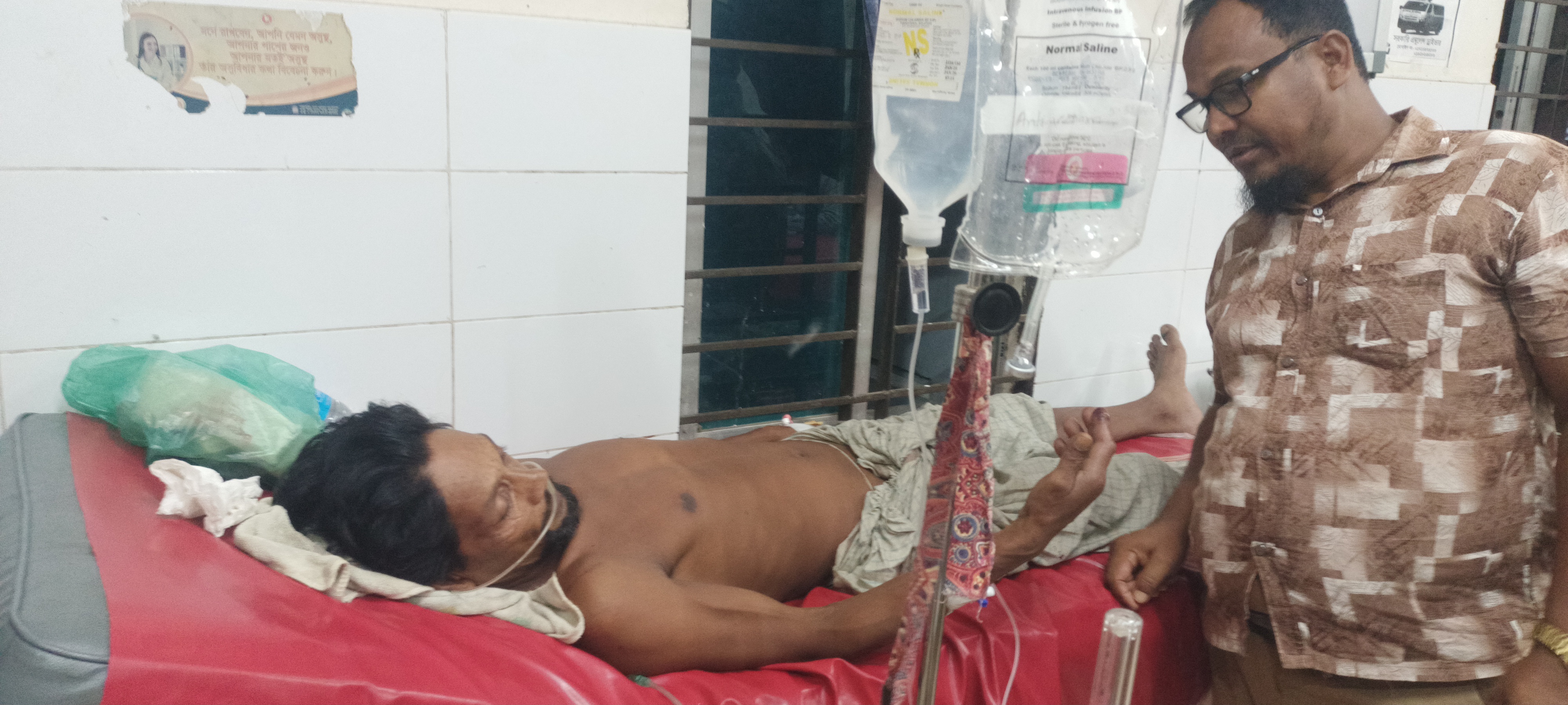 শখের পোষা গোখরাকে খাবার দিতে বাক্স খুলতেই কামড়