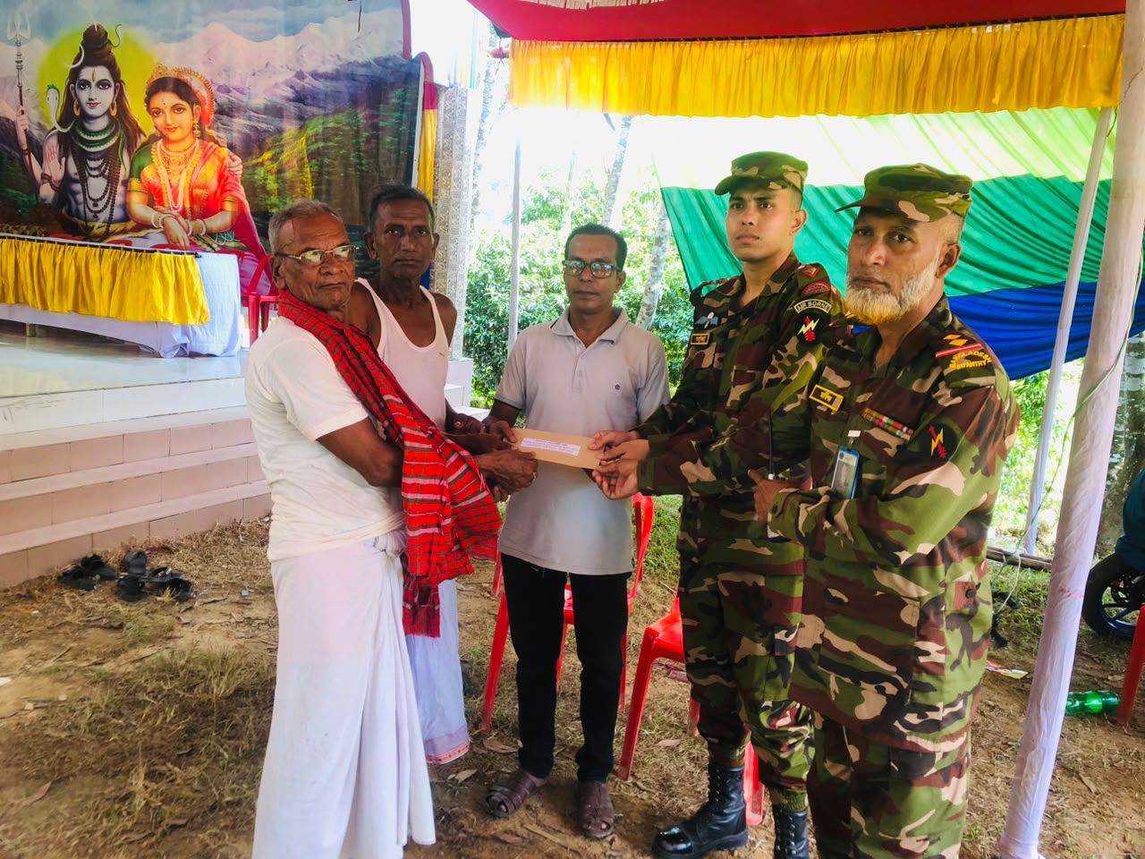 বাঙ্গালহালিয়ার দুর্গাপূজায় সেনাক্যাম্পের আর্থিক সহায়তা প্রদান