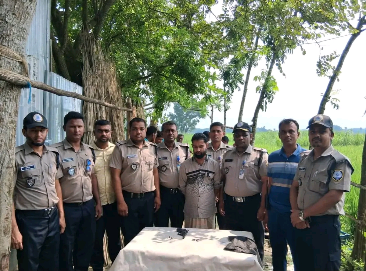 পাংশায় বিদেশি রিভলবার ও ৮ রাউন্ড গুলিসহ কালা মানিক আটক