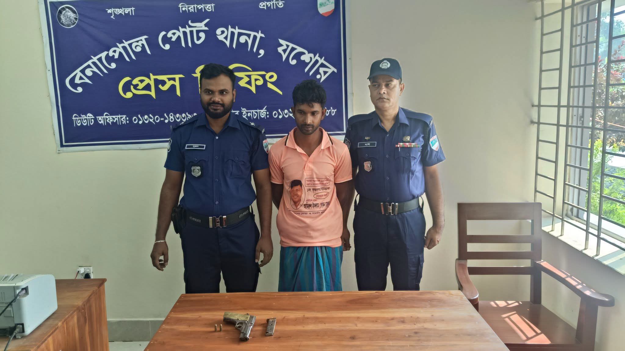 বেনাপোলে মুরগীবাহী ভ্যান থেকে পিস্তল-গুলি উদ্ধার, গ্রেপ্তার ১