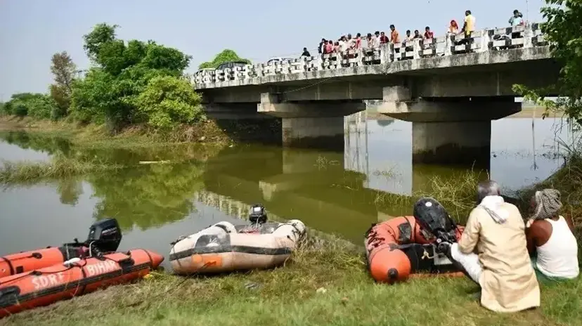 গঙ্গা নদীতে নৌকা উল্টে প্রাণ গেল ১৩ শিশুর