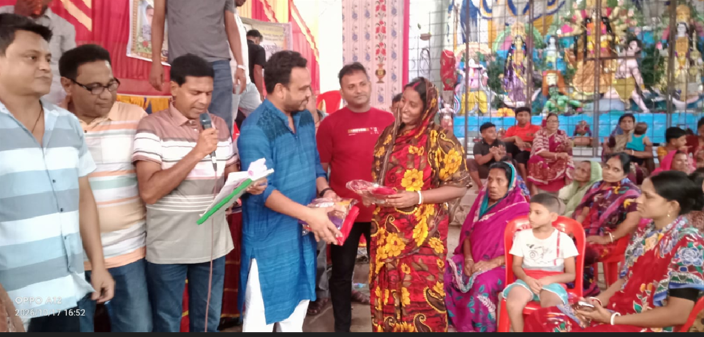 কলারোয়ায় পূজামণ্ডপে শাড়ি বিতরণ করলেন জেলা যুবদল নেতা চন্দন