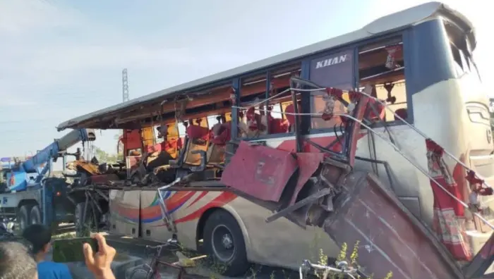 দাঁড়িয়ে থাকা ট্রাকে বাসের ধাক্কায় নিহত ৪, আহত ১৫