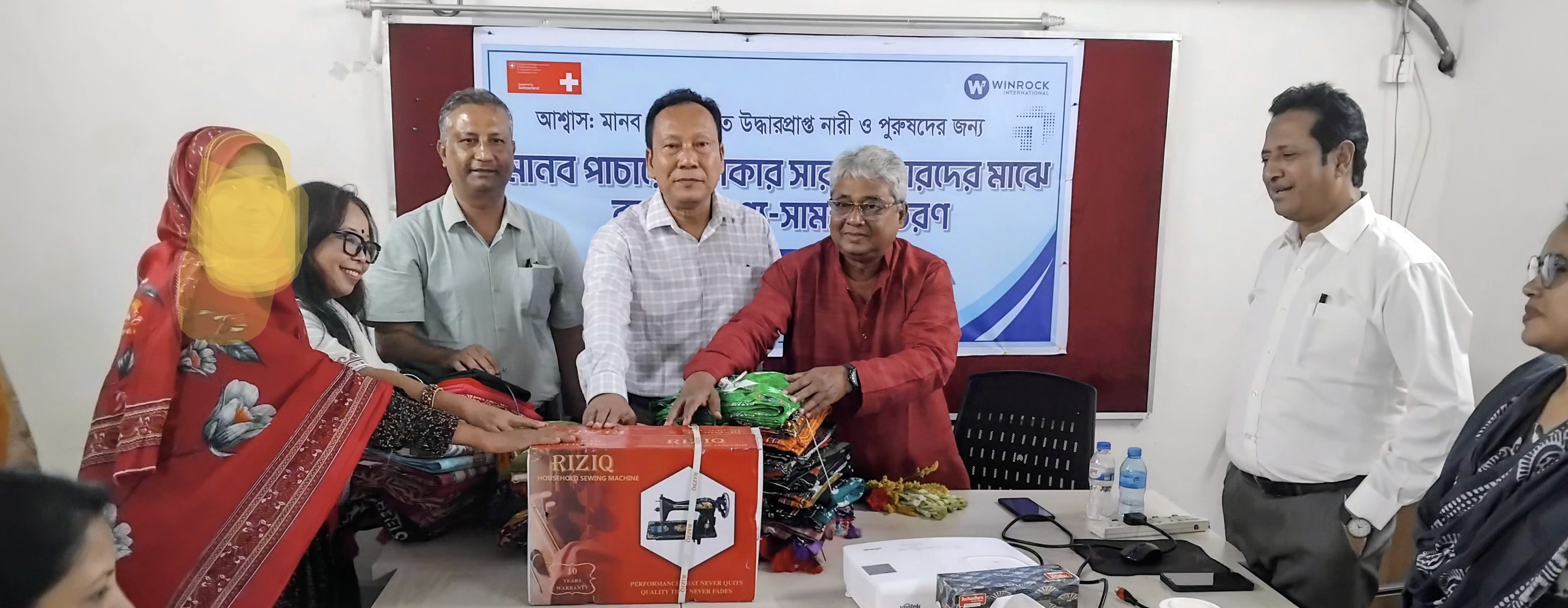 যশোরে পাচার হওয়া ফিরে আসা নারীদের ব্যবসার উপকরণ বিতরণ
