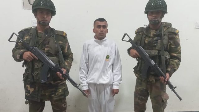 নোয়াখালী: সেনাবাহিনীর ক্যাপ্টেন পরিচয়ে প্রতারণা করার সময় ভুয়া ক্যাপ্টেনসহ আটক ২